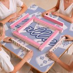 Personlig, mångsidig och färgglad mahjongmatta med monogram och halkskydd samt förvaringsväska – en perfekt present till en mahjongentusiast inför en mahjongklubbkväll