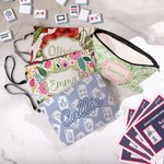 Henkilökohtainen, kannettava, värikäs ja taiteellinen kukka-aiheinen monogrammilla varustettu pellavainen mahjong-laukku, jossa vetoketju ja nimi – lahja mahjong-harrastajille peli-iltoihin tai yökerh 2