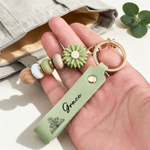 Portachiavi personalizzato in pelle PU in stile minimalista con fiore del mese di nascita, nome e ciondolo a forma di margherita – Regalo di compleanno, Natale o per le feste per familiari e amici
