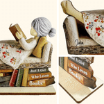 Décoration en bois personnalisée avec effet 3D représentant un personnage en train de lire sur une pile de livres, avec prénom. Décoration d'intérieur, cadeau d'anniversaire pour les passionnés de lec