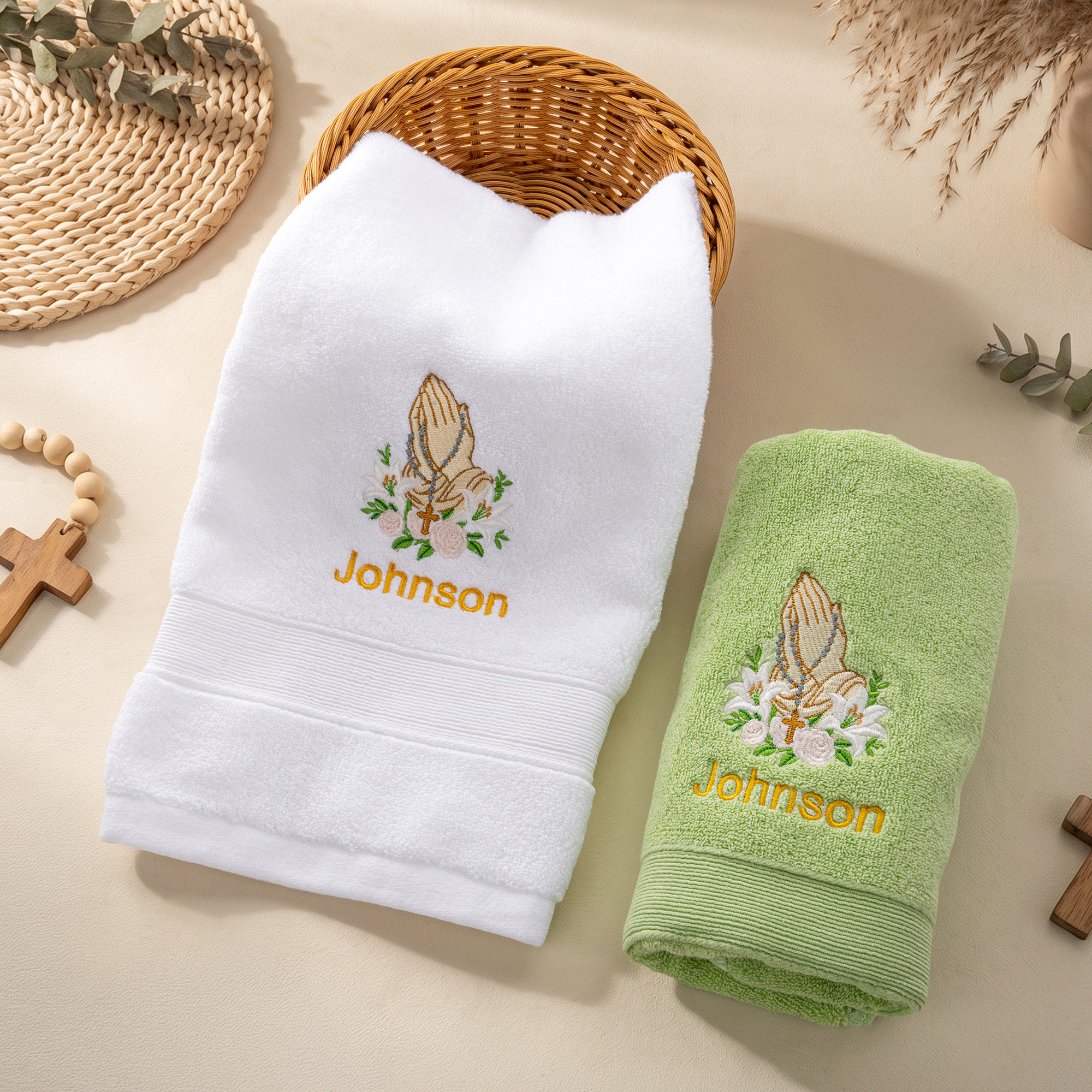 Individuell besticktes Handtuch aus 100 % Baumwolle mit Rosenkreuz-Motiv und gebetenden Händen – mit Namen – Geschenk zum Geburtstag oder zur Taufe für einen Pastor