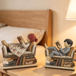 Décoration en bois personnalisée avec effet 3D représentant un personnage en train de lire sur une pile de livres, avec prénom. Décoration d'intérieur, cadeau d'anniversaire pour les passionnés de lec