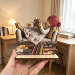 Décoration en bois personnalisée avec effet 3D représentant un personnage en train de lire sur une pile de livres, avec prénom. Décoration d'intérieur, cadeau d'anniversaire pour les passionnés de lec