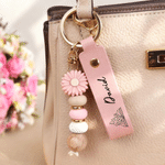 Portachiavi personalizzato in pelle PU in stile minimalista con fiore del mese di nascita, nome e ciondolo a forma di margherita – Regalo di compleanno, Natale o per le feste per familiari e amici