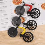 Coupe-pizza créatif multicolore personnalisé en forme de vélo, avec inscription – Ustensile de cuisine – Cadeau d’anniversaire pour les passionnés de vélo et de pizza