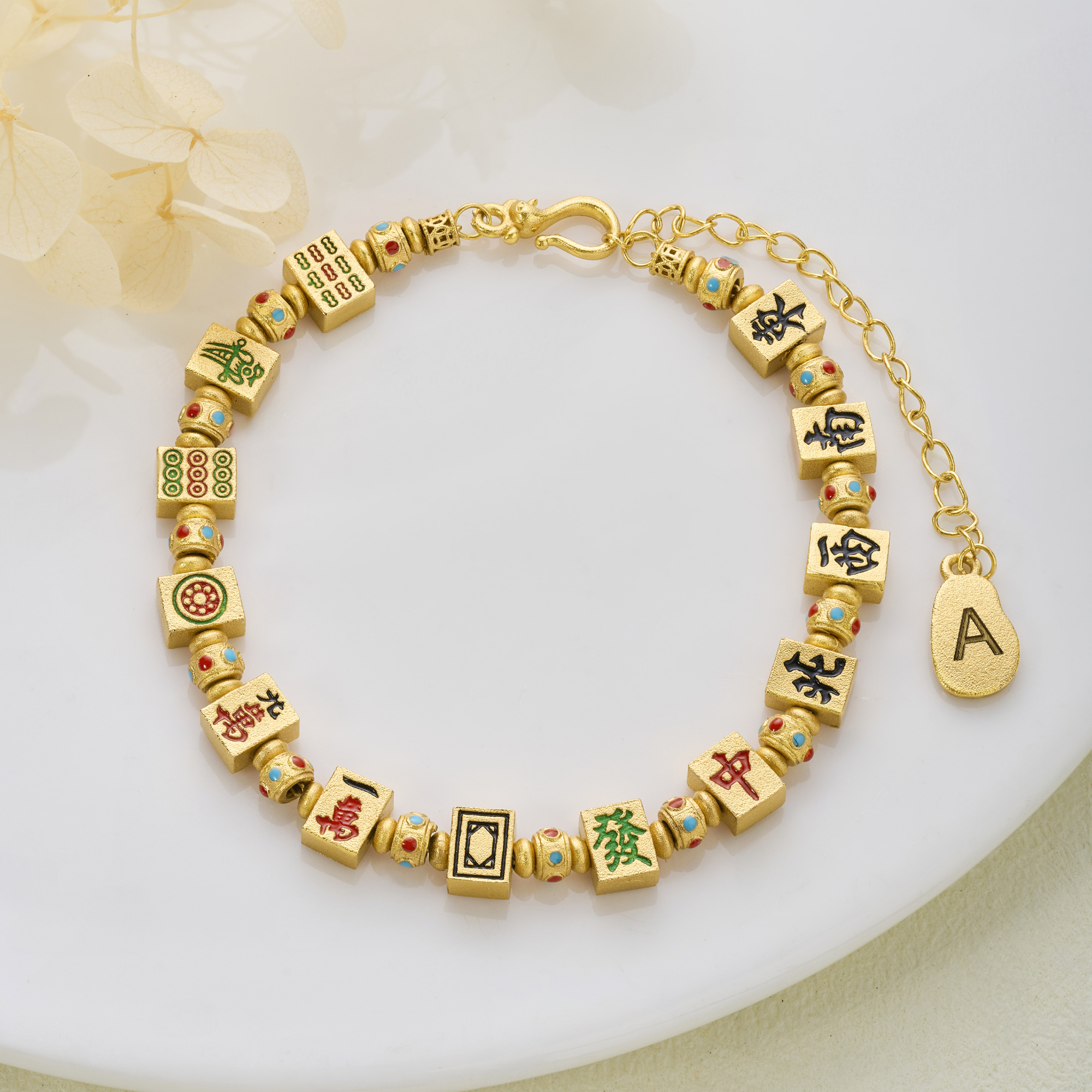 Individuell gestaltetes Armband aus Perlen mit goldenen Emaille-Mahjong-Steinen als Abstandhalter und Buchstaben – Glücksschmuck zum Thema Mahjong, ideal als Geburtstagsgeschenk für Mahjong-Liebhaberi
