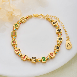 Personligt anpassat armband med mellanläggspärlor i form av mahjongbrickor i guldfärgad emalj, med bokstavsdekor – ”Lucky Jewelry Mahjong Night” – födelsedagspresent till en kvinna som älskar mahjong