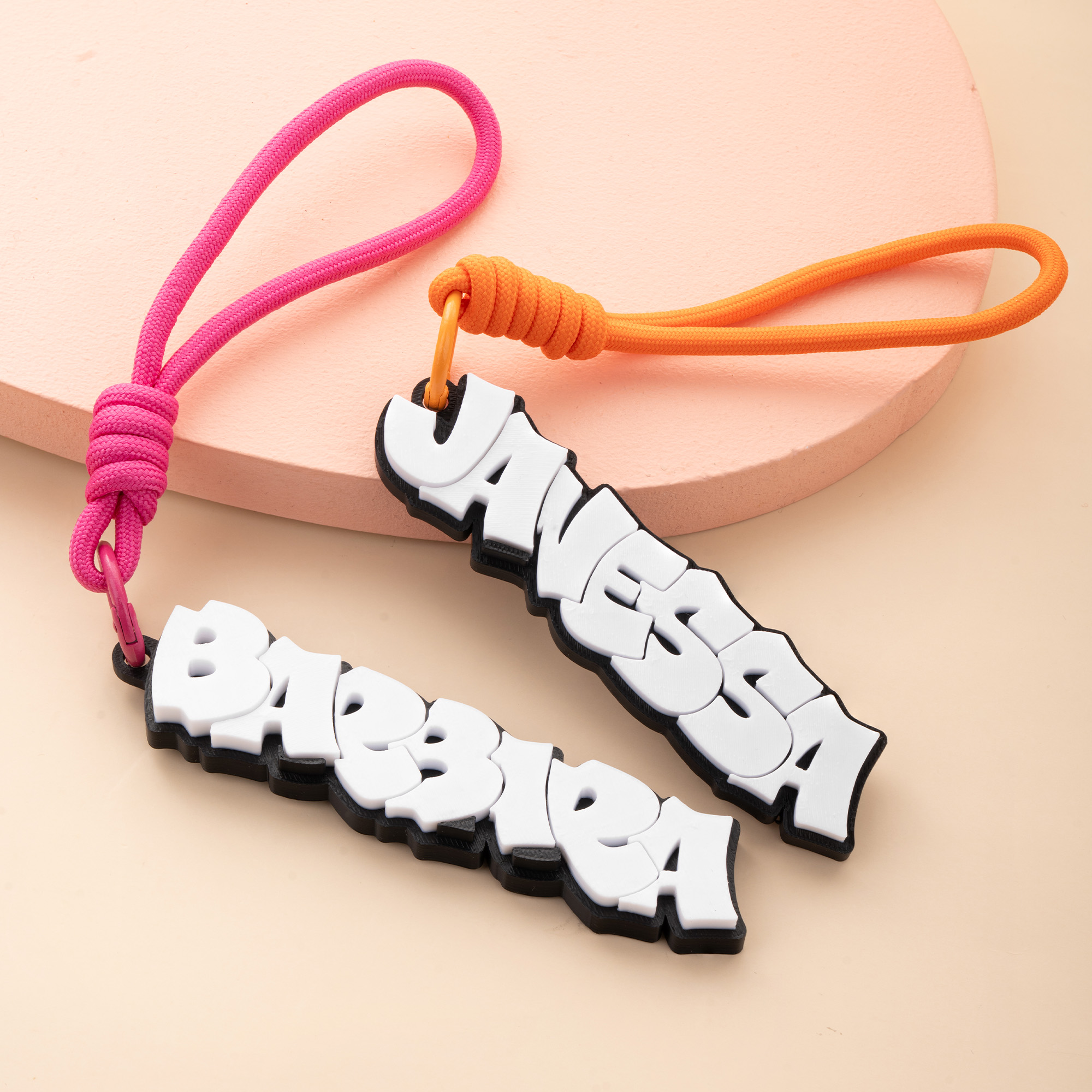 Individuell gestalteter Schlüsselanhänger mit Graffiti-Buchstaben im 3D-Druck mit Namen – Rucksack-Dekoration – Geschenk zum Schulanfang für Kinder und Schüler