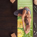 Personlig, vattenfärgsinspirerad yogamatta med motiv av födelsemånadens blomma och texten ”May You Be Safe”, med namn – en halkfri yogamatta som passar perfekt som födelsedagspresent till kvinnor som 