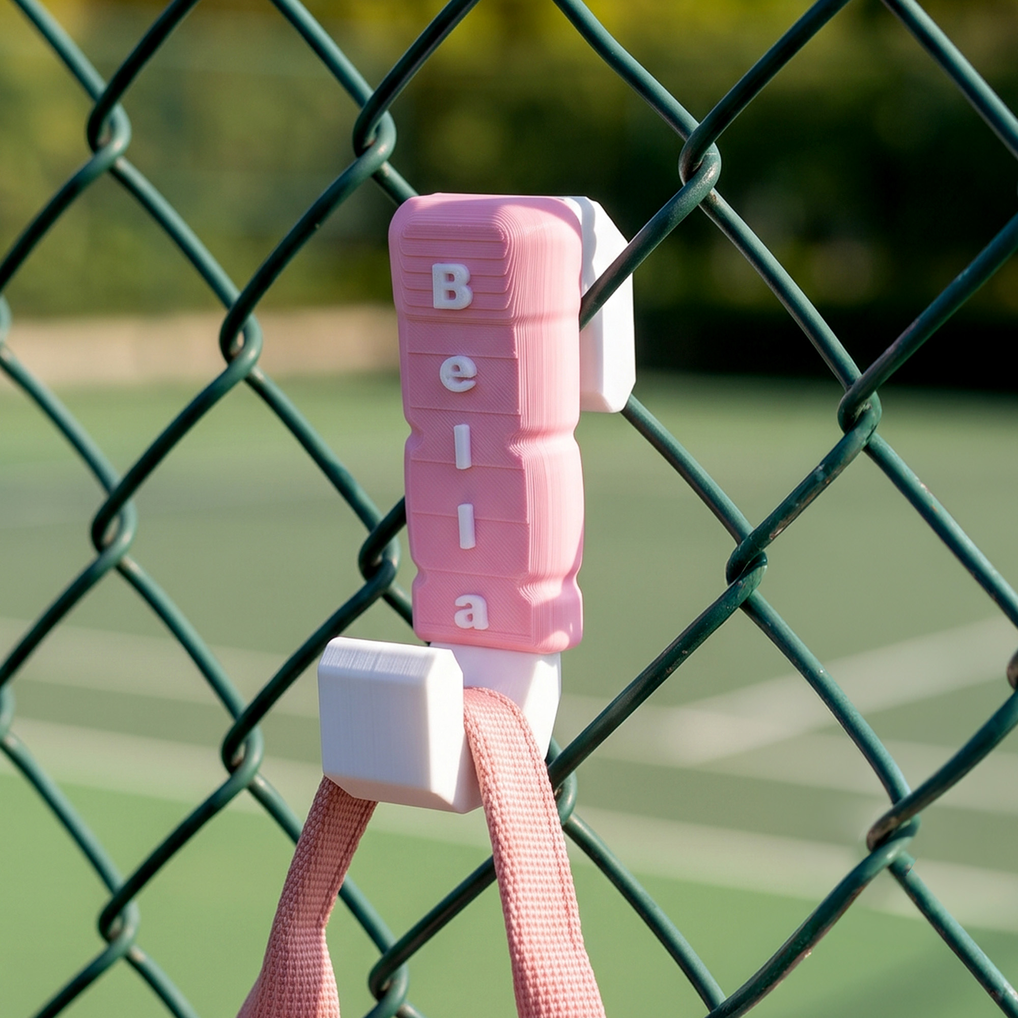 Individuell gestalteter Schlägergriff – mehrfarbiger Taschenhaken mit Namen – Sportzubehör – Geschenk zum Geburtstag, für den Spieltag oder als Teamgeschenk für Tennisspieler und Sportbegeisterte