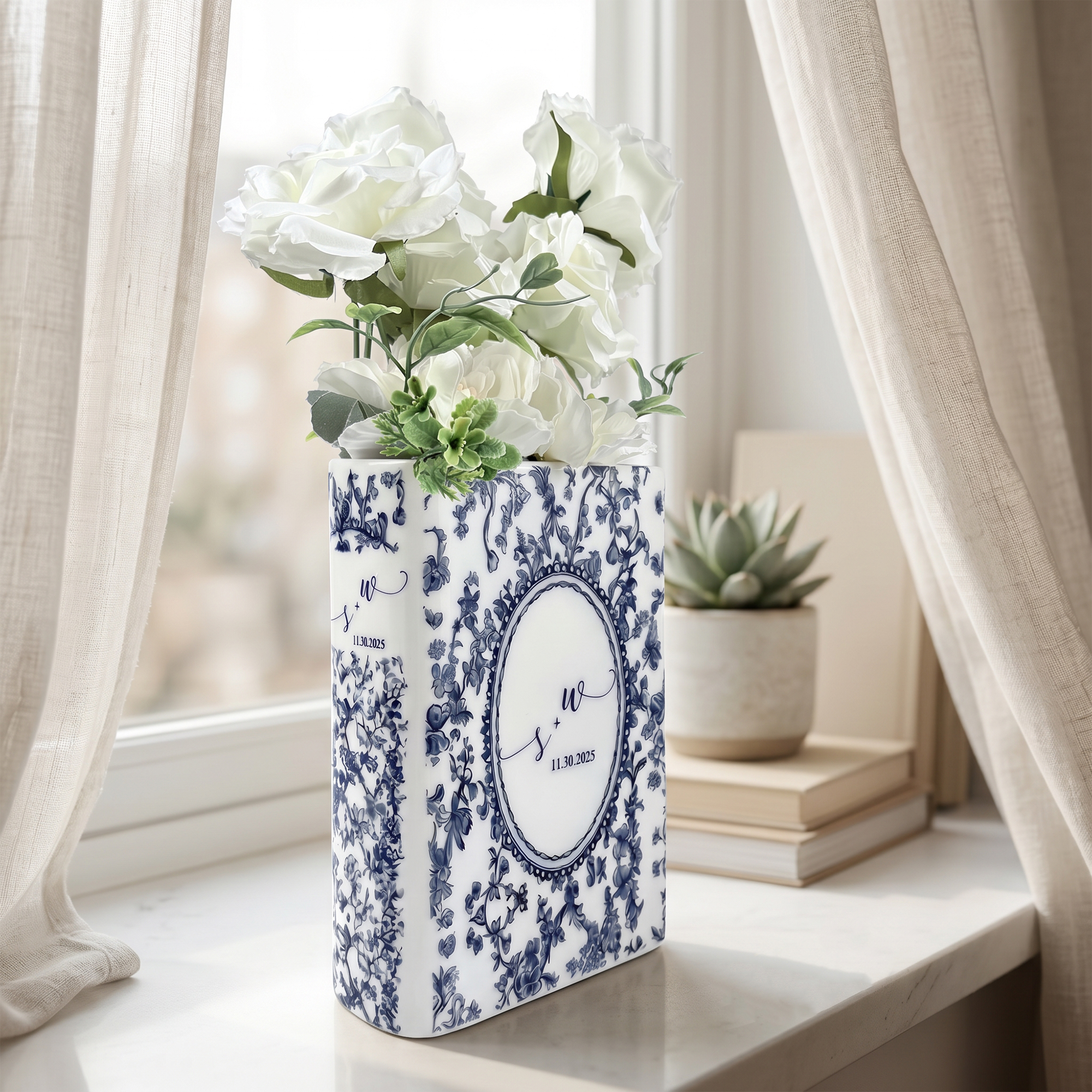 Personalisierte Keramik-Buchvase im Vintage-Toile-de-Jouy-Stil mit Initialen und Datum – Hochzeitsgeschenk für Braut, Brautparty, Jungvermählte und Paare