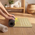 Personlig, vattenfärgsinspirerad yogamatta med motiv av födelsemånadens blomma och texten ”May You Be Safe”, med namn – en halkfri yogamatta som passar perfekt som födelsedagspresent till kvinnor som 