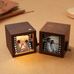 Spersonalizowana ramka na zdjęcia z 8–16 zdjęciami, drewniana ramka z animacją typu „flip book” i podświetleniem LED, z tekstem i datą – zabawny prezent na randkę lub urodziny dla rodziny
