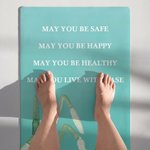 Personlig, vattenfärgsinspirerad yogamatta med motiv av födelsemånadens blomma och texten ”May You Be Safe”, med namn – en halkfri yogamatta som passar perfekt som födelsedagspresent till kvinnor som 