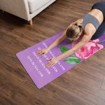 Personlig, vattenfärgsinspirerad yogamatta med motiv av födelsemånadens blomma och texten ”May You Be Safe”, med namn – en halkfri yogamatta som passar perfekt som födelsedagspresent till kvinnor som 