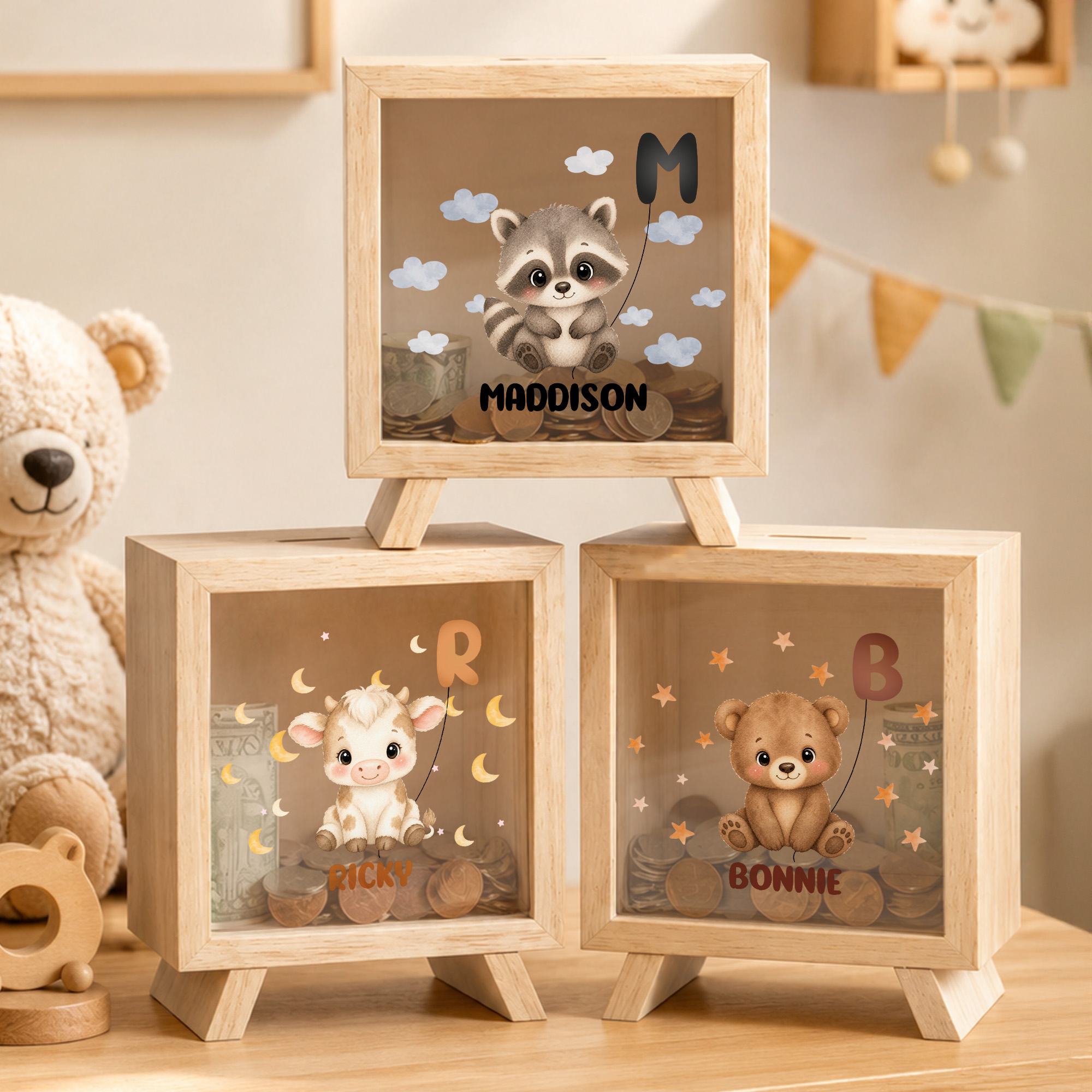 Personalisierte Holz-Spardose in Form eines Waschbären aus einem Cartoon mit Initiale und Namen – Schreibtischdekoration und Geburtstagsgeschenk für Kinder