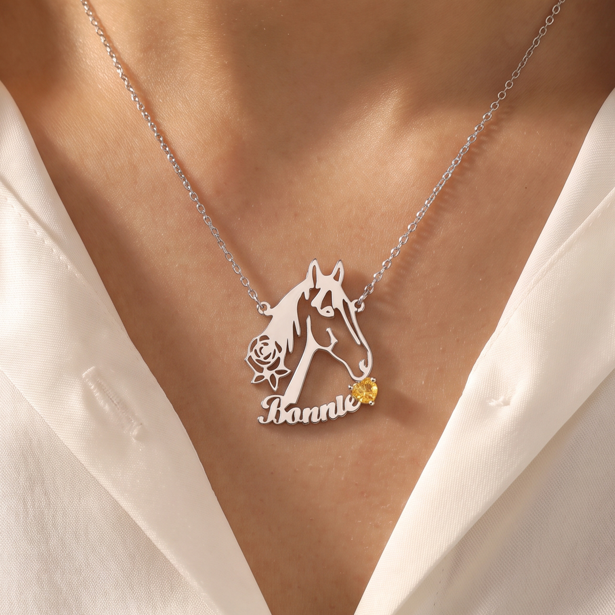 Individuell gestaltete Halskette aus Sterlingsilber mit hohlem Pferdemotiv und Rose, mit Namen und Geburtsstein – zierlicher Schmuck als Geburtstagsgeschenk für Pferdeliebhaber