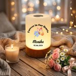 Personlig nattlampa med akvarellmotiv av duva och fjäril samt blommor, dimbar och med pekkontroll, med namn och titel – minnes- och kondoleansgåva till familj och vänner