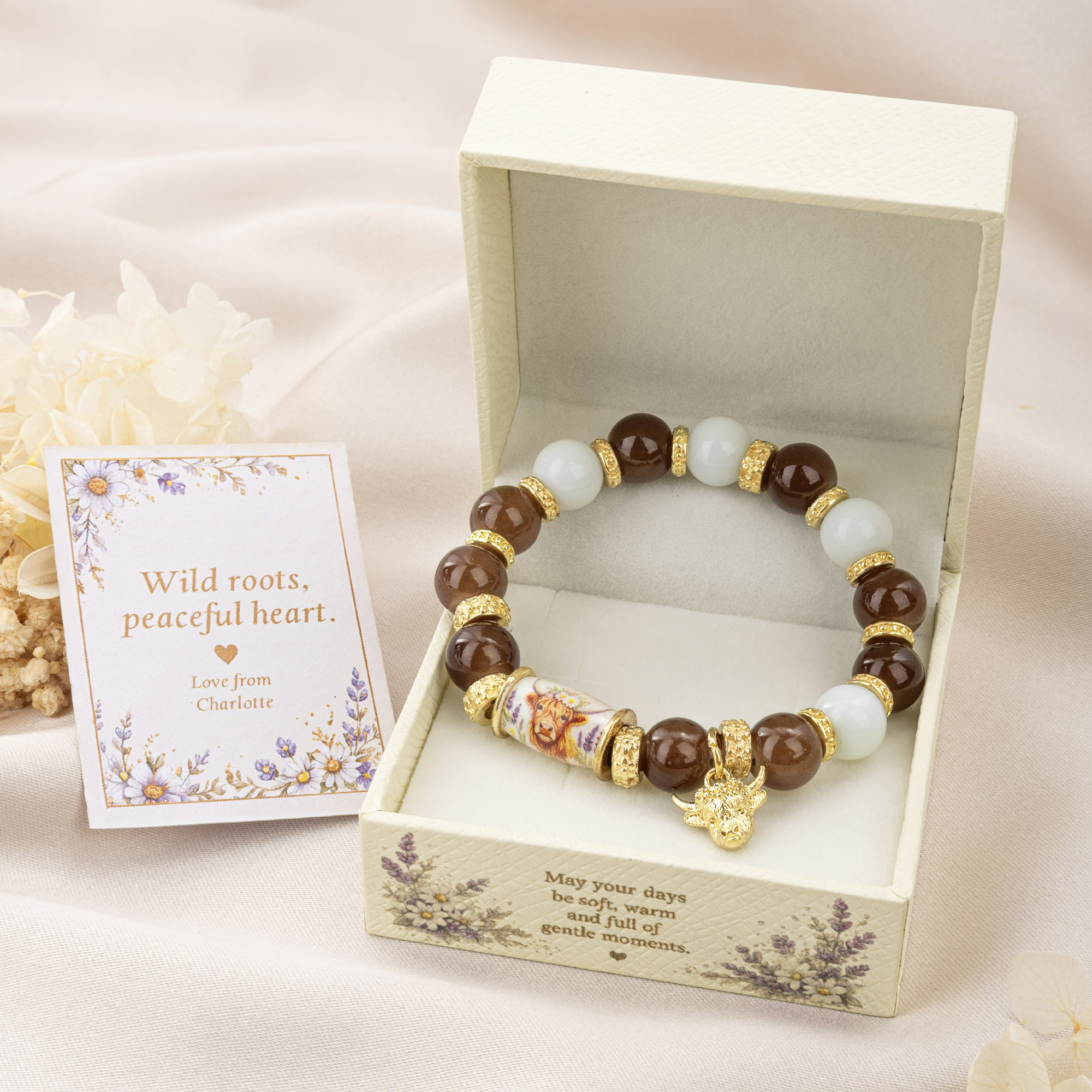 Personalisiertes Set aus Perlenarmband, Geschenkbox und Karte mit Highland-Cow-Motiv, Namen und Text – Geburtstags- und Jubiläumsgeschenk für Frauen, die Highland-Cows lieben