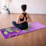 Personlig, vattenfärgsinspirerad yogamatta med motiv av födelsemånadens blomma och texten ”May You Be Safe”, med namn – en halkfri yogamatta som passar perfekt som födelsedagspresent till kvinnor som 