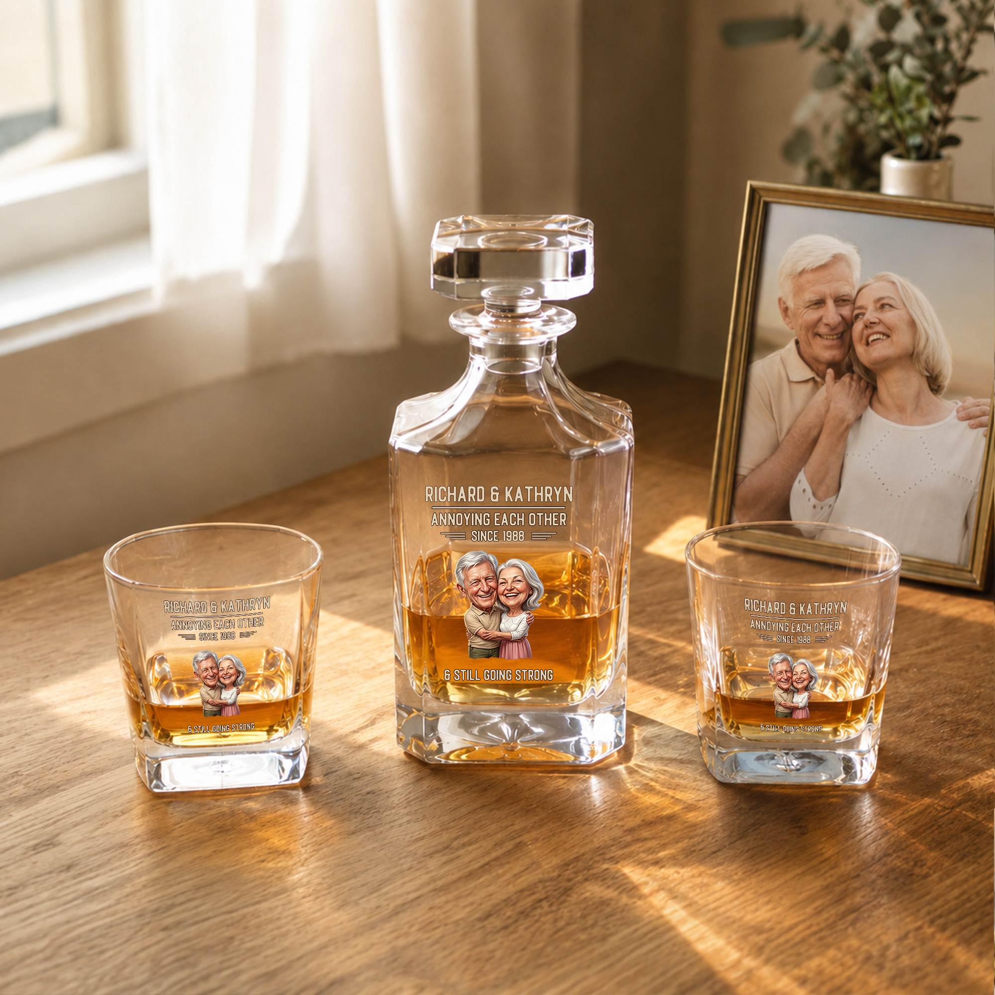 Personalisiertes „Still Going Strong“-Paar-Foto-Whisky-Dekanter-Gläser-Set in einer Holzbox mit Text – für die Hausbar, als Geburtstagsgeschenk für Paare und Whisky-Liebhaber