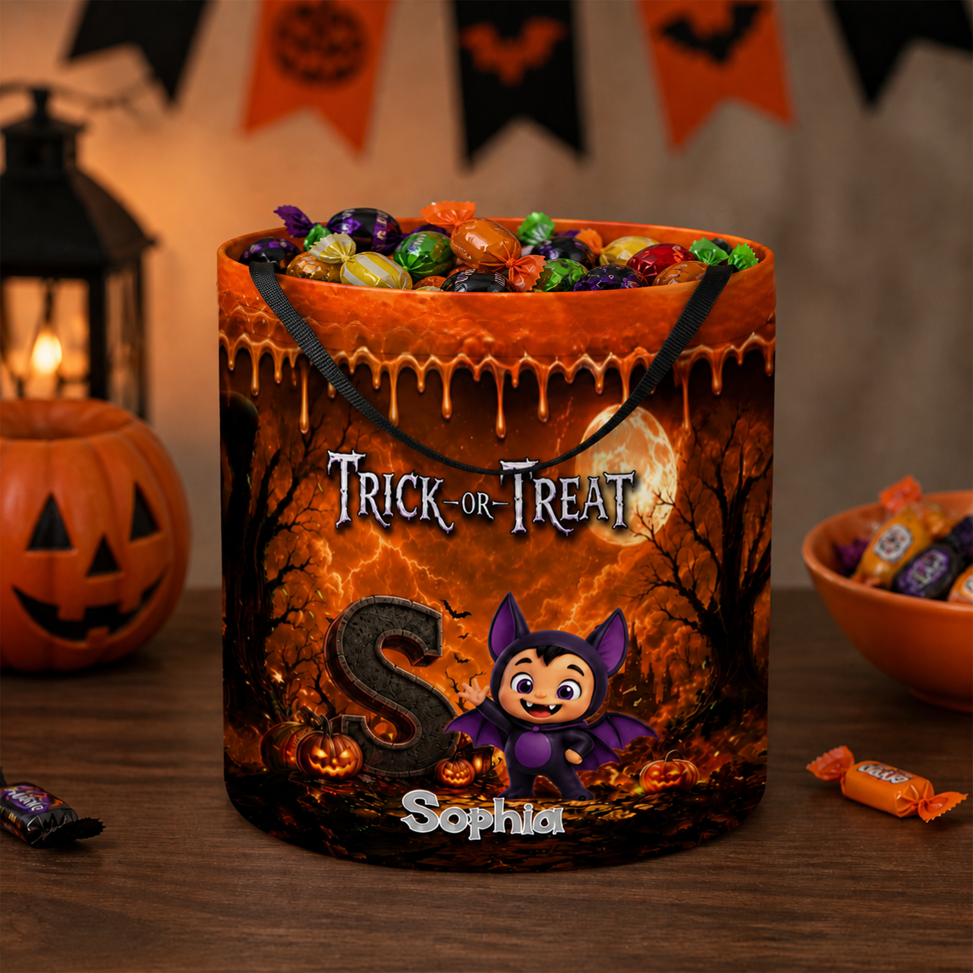 Individuell gestalteter Halloween-Süßigkeiteneimer mit Cartoon-Figuren zum Thema „Süßes oder Saures“ – mit Namen und Initialen – Halloween-Partygeschenk für Kinder (Jungen und Mädchen)