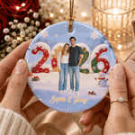 Décoration personnalisée en céramique avec effet 3D : illustration de famille, photo de famille, paysage enneigé et texte. Décoration d’intérieur, cadeau de Noël pour la famille et les amis