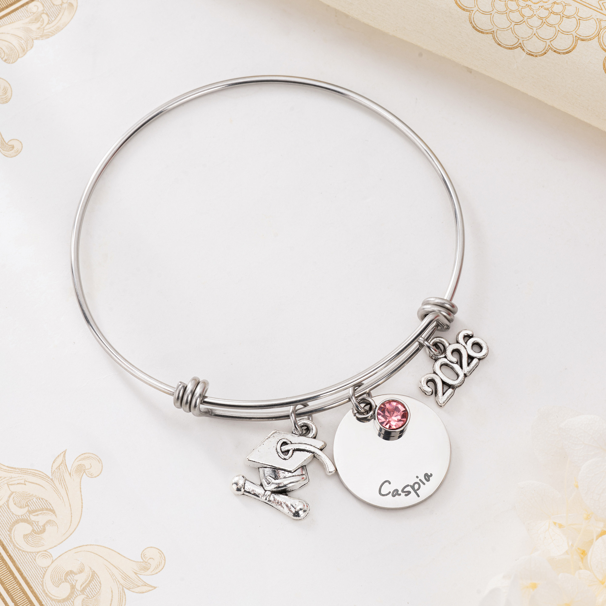 Personalisiertes, verstellbares Armband mit Abschlusskappe, Geburtsstein, Namen und Abschlussjahr – Abschlussgeschenk für Absolventen