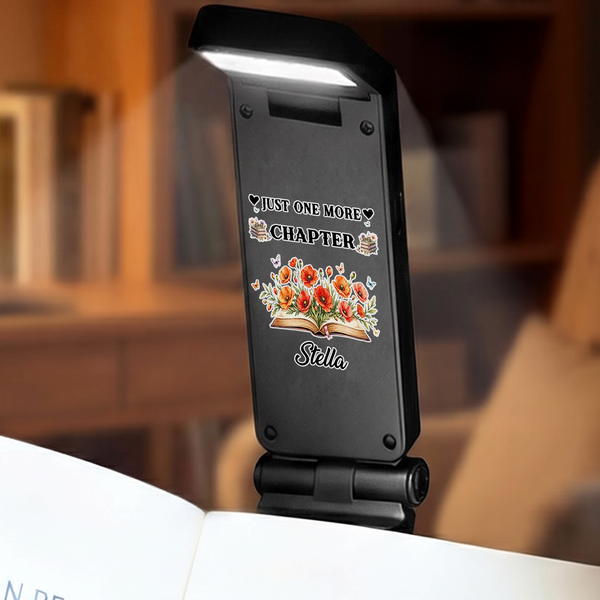 Personalisierte LED-Taschenlampe mit Clip im Stil eines „Geburtsblumenbuchs“ – wiederaufladbar, mit Namen – als Geschenk zum Schulanfang oder Geburtstag für Buchliebhaber, Schüler und Lehrer