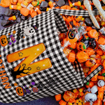 Henkilökohtainen Halloween-teemainen haamukurpitsa-ruudullinen karkkikori, jossa on nimi ja alkukirjain – ”Trick or Treat” -juhlaan sopiva Halloween-lahja lapsille