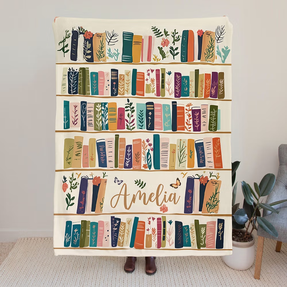 Personalisierte Decke im Retro-Stil mit Bücherregal-Motiv und Namen Geburtstag Geschenk für Buchliebhaber und Damen