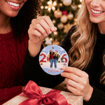 Décoration personnalisée en céramique avec effet 3D : illustration de famille, photo de famille, paysage enneigé et texte. Décoration d’intérieur, cadeau de Noël pour la famille et les amis