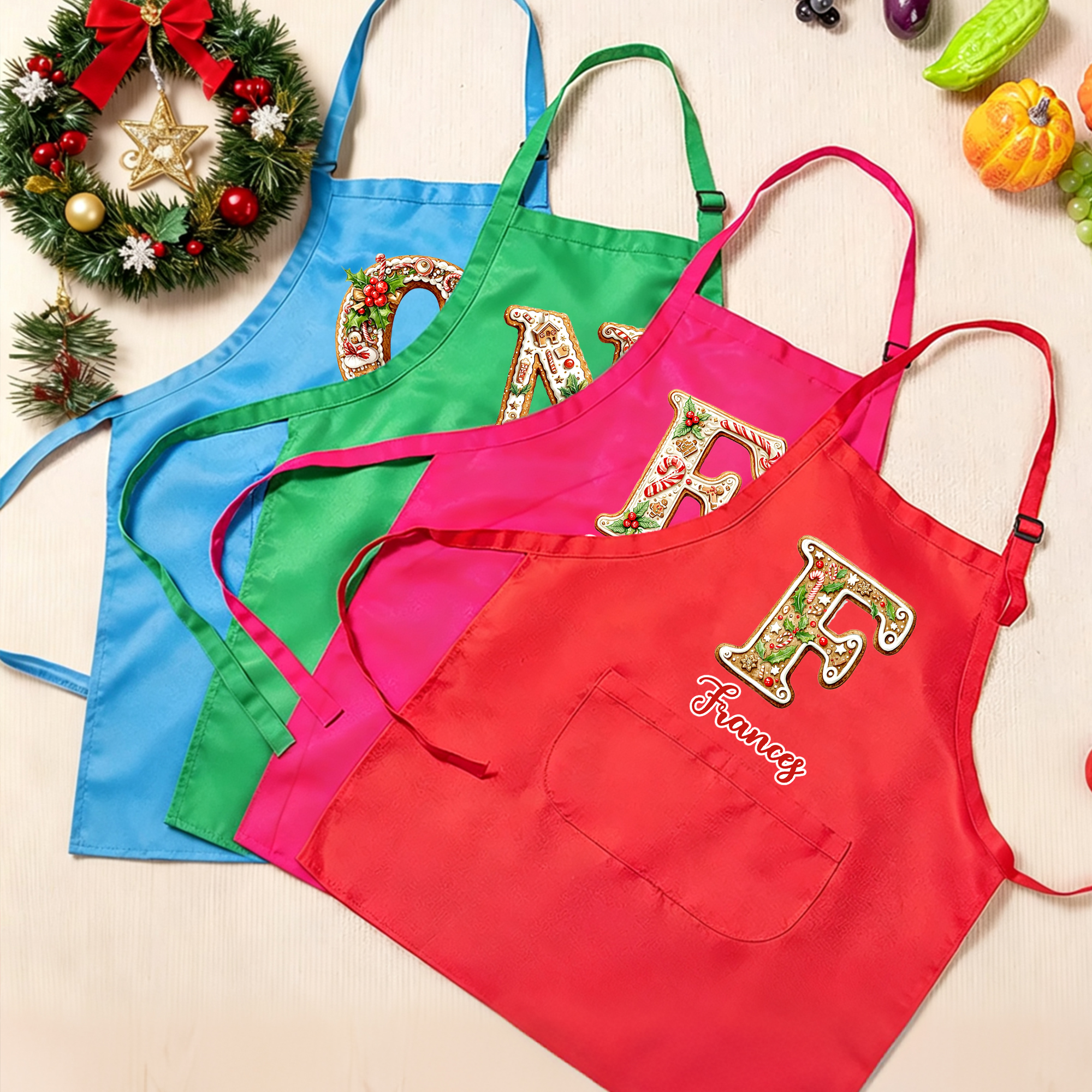 Personalisiertes Set aus verstellbarer Kinder-Schürze mit Lebkuchen-Initialen und Kochmütze mit Namenszug – Küchenaccessoires als Weihnachtsgeschenk für Jungen und Mädchen