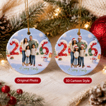 Décoration personnalisée en céramique avec effet 3D : illustration de famille, photo de famille, paysage enneigé et texte. Décoration d’intérieur, cadeau de Noël pour la famille et les amis