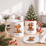 Gepersonaliseerde keramische mok met kerstthema en Highland-koe, 11 oz en 15 oz, met naam en onderzetter – kerstcadeau voor liefhebbers van Highland-koeien