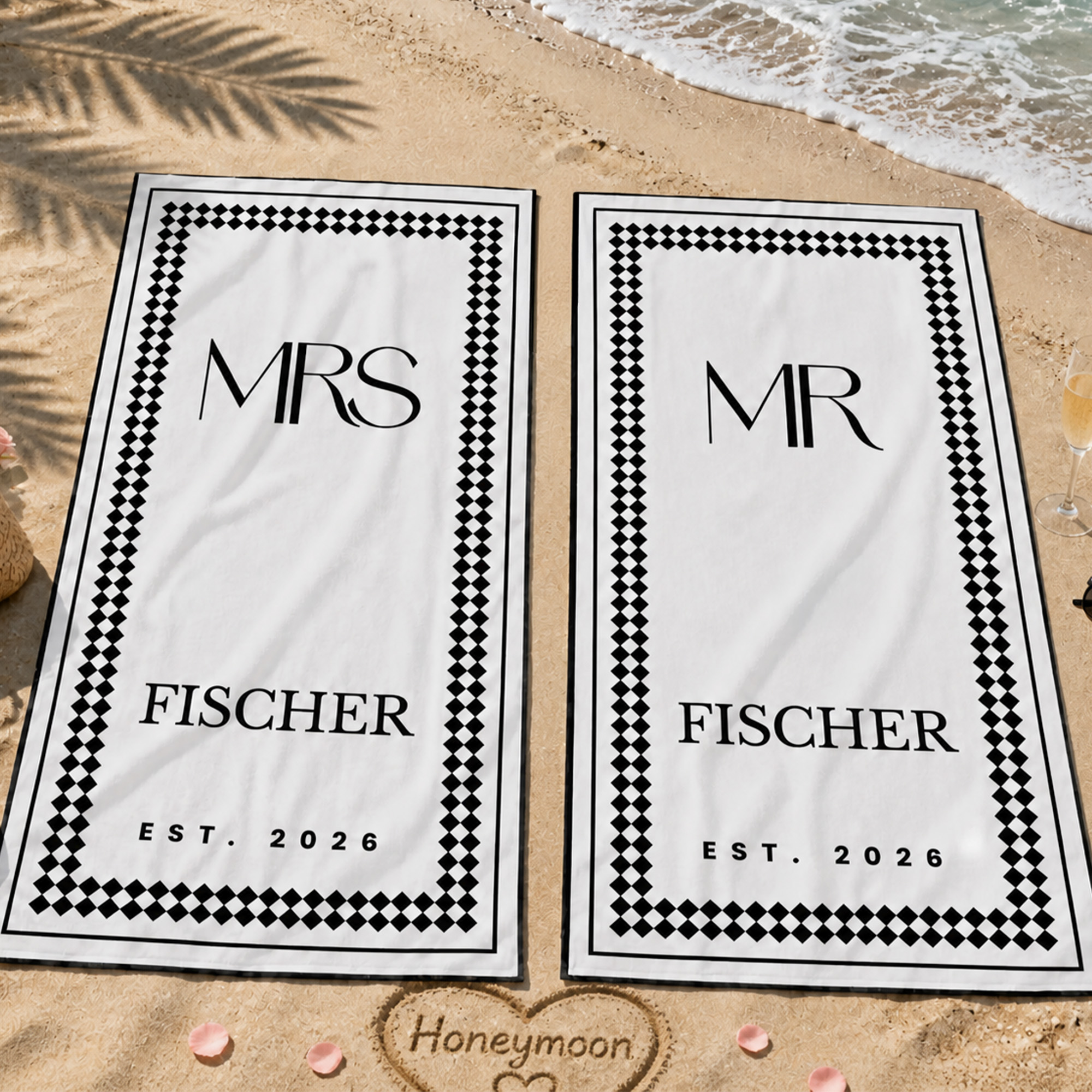 Individuell gestaltetes schwarz-weiß kariertes „Mrs.“- bzw. „Mr.“-Strandtuch mit Name und Jahreszahl – schnell trocknend – als Geschenk für Sommerurlaub, Flitterwochen oder Hochzeitstag für frisch Ver