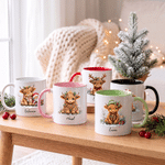 Gepersonaliseerde keramische mok met kerstthema en Highland-koe, 11 oz en 15 oz, met naam en onderzetter – kerstcadeau voor liefhebbers van Highland-koeien