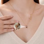 Collier en argent sterling personnalisé avec projection de photo micro-gravée, pierre de naissance et prénom – Bijou raffiné, cadeau d'anniversaire ou de mariage pour femme