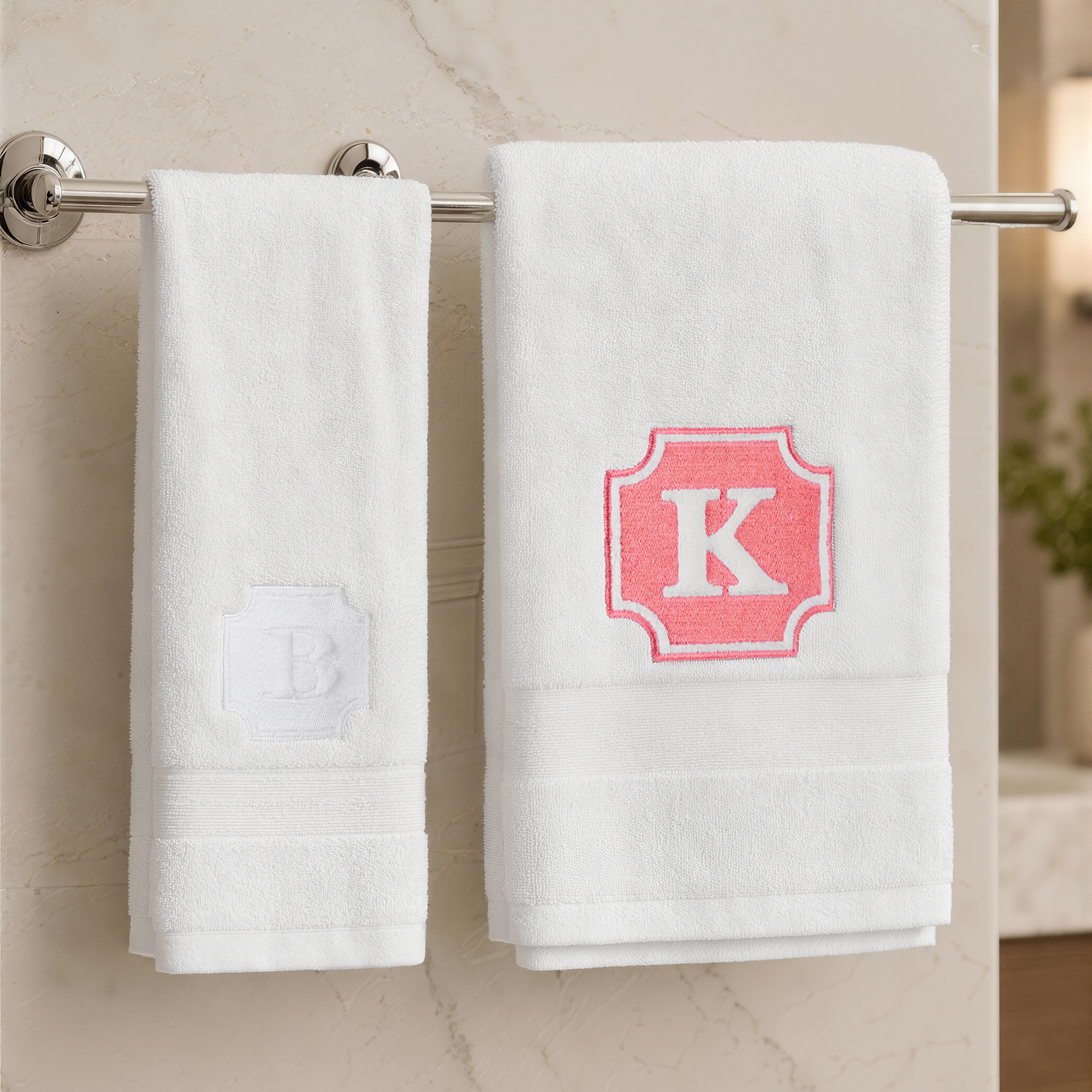Individuell gestaltetes, mehrfarbiges, besticktes und geprägtes Initialen-Design – Badetuch aus 100 % Baumwolle – Einweihungs- und Hochzeitsgeschenk für Jungvermählte, Paare und Freunde