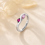 Anillo personalizado de plata de ley con dos piedras natales y texto grabado. Joya delicada, ideal como regalo de cumpleaños o aniversario para una mujer o una mejor amiga.