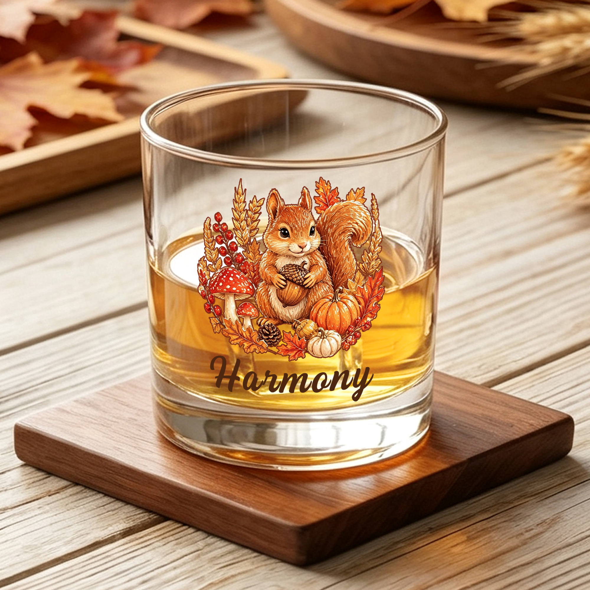 Personalisiertes 10-Unzen-Whiskyglas im Herbstdesign mit Hochlandkuh- und Eichhörnchenmotiv – mit Namen – als Geschenk für die Familie und Whisky-Liebhaber zum Erntedankfest und für Herbsttreffen