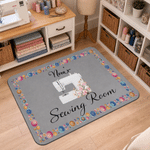 Gepersonaliseerde vintage naaimachine-deurmat met geboortebloem en antislip, voorzien van naam – decoratie voor de naaikamer, cadeau voor naailiefhebbers