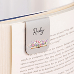 Marque-page magnétique personnalisé en cuir PU avec motif de papillon et fleur de naissance, personnalisé au nom du destinataire. Accessoire de lecture pour un usage quotidien, cadeau d'anniversaire i