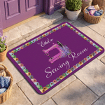 Gepersonaliseerde vintage naaimachine-deurmat met geboortebloem en antislip, voorzien van naam – decoratie voor de naaikamer, cadeau voor naailiefhebbers