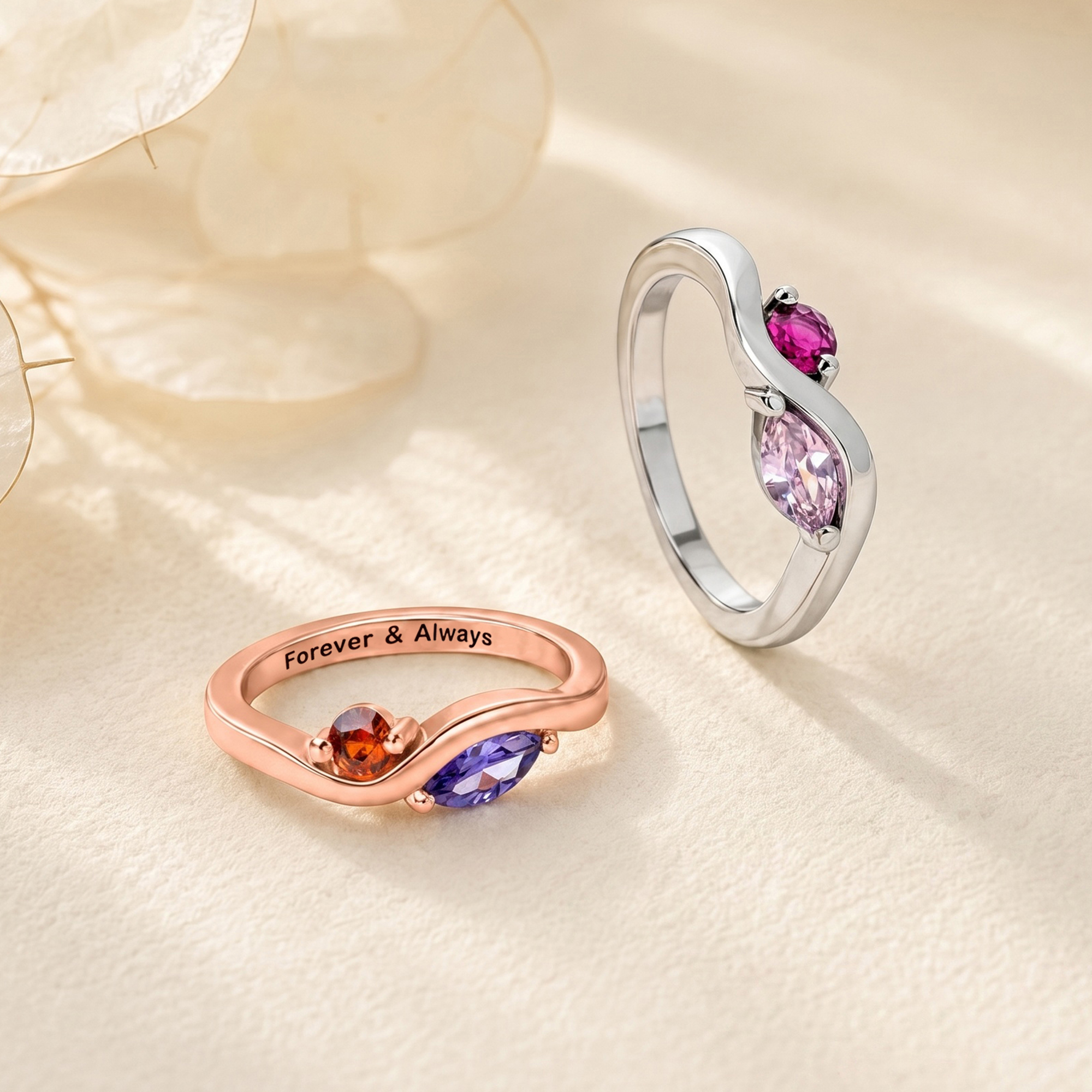 Individuell gestalteter Ring aus Sterlingsilber mit zwei Geburtssteinen und eingraviertem Text – zierlicher Schmuck als Geschenk zum Geburtstag oder zum Jahrestag für Frauen
