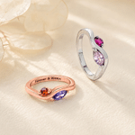 Anillo personalizado de plata de ley con dos piedras natales y texto grabado. Joya delicada, ideal como regalo de cumpleaños o aniversario para una mujer o una mejor amiga.