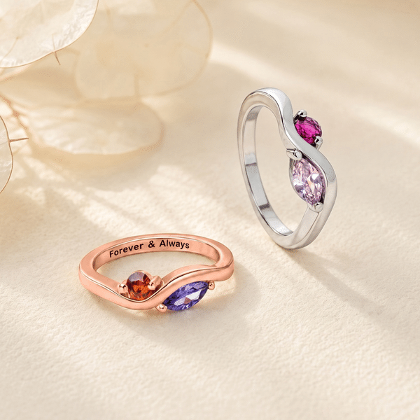 Anillo personalizado de plata de ley con dos piedras natales y texto grabado. Joya delicada, ideal como regalo de cumpleaños o aniversario para una mujer o una mejor amiga.