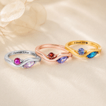 Anillo personalizado de plata de ley con dos piedras natales y texto grabado. Joya delicada, ideal como regalo de cumpleaños o aniversario para una mujer o una mejor amiga.