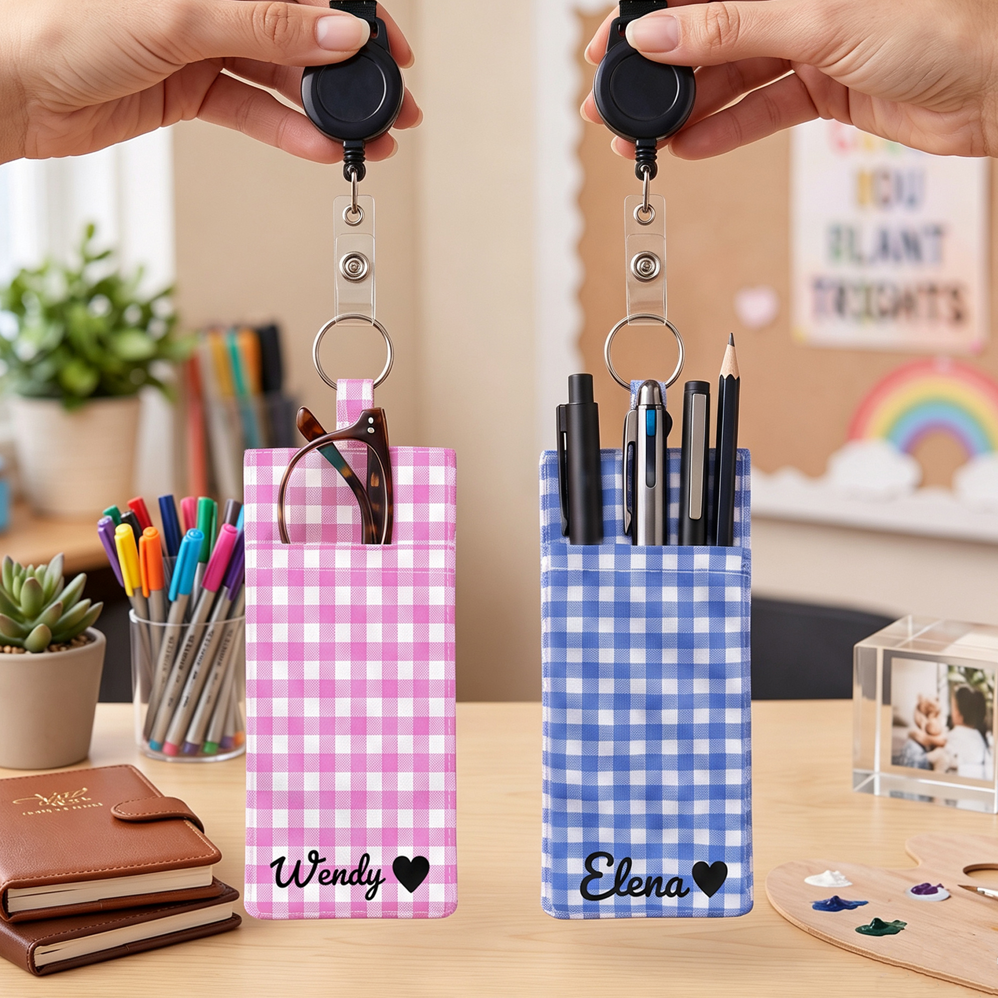 Individuell gestaltetes Stifthalter-Etui im Gingham-Muster mit Namen und einziehbarer Ausweisrolle – für den täglichen Gebrauch, als Dankeschön zum Schulanfang für Lehrer und Pädagogen
