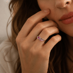 Anillo personalizado de plata de ley con dos piedras natales y texto grabado. Joya delicada, ideal como regalo de cumpleaños o aniversario para una mujer o una mejor amiga.